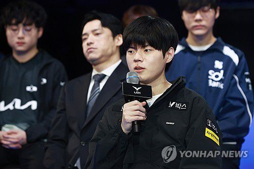 각오 밝히는 '데프트' 김혁규(서울=연합뉴스) 진연수 기자 = 10일 오후 서울 종로구 LCK아레나에서 열린 2024 리그 오브 레전드 챔피언스 코리아(LCK) 스프링 개막 미디어데이에서 KT '데프트' 김혁규가 대회에 임하는 각오를 밝히고 있다. 2024.1.10 jin90@yna.co.kr