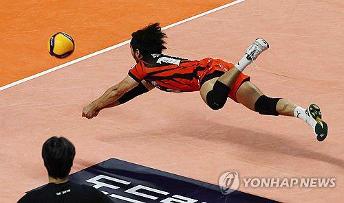 부용찬 '몸 날려 디그'(서울=연합뉴스) 서대연 기자 = 10일 오후 서울 중구 장충체육관에서 열린 2023-2024 프로배구 V리그 우리카드와 OK금융그룹의 경기. OK금융그룹 부용찬이 몸을 날려 디그하고 있다. 2024.1.10 dwise@yna.co.kr