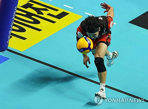 부용찬 '닿지 않더라도 끝까지'(서울=연합뉴스) 서대연 기자 = 10일 오후 서울 중구 장충체육관에서 열린 2023-2024 프로배구 V리그 우리카드와 OK금융그룹의 경기. OK금융그룹 부용찬이 경기장을 벗어나는 공을 디그하기 위해 몸을 날리고 있다. 2024.1.10 dwise@yna.co.kr