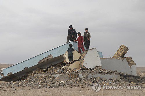아프간 지진 피해지역 어린이들 (기사와 직접 관련 없음) [AP 연합뉴스 자료사진. 재판매 및 DB 금지]