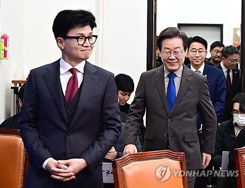 '입장' 다른 둘의 '입장'(서울=연합뉴스) 한상균 기자 = 더불어민주당 이재명 대표와 국민의힘 한동훈 비상대책위원장이 29일 국회 민주당 대표실에 입장하고 있다. 한 비대위원장이 이 대표실을 인사차 방문했다. 2023.12.29 [공동취재] xyz@yna.co.kr