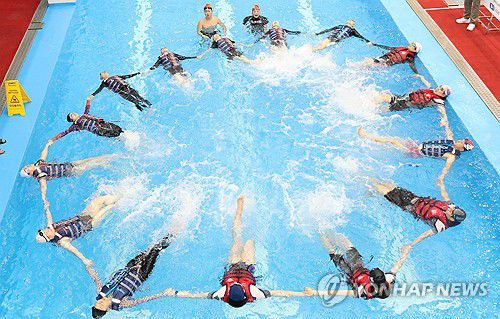 구조 요청(부산=연합뉴스) 박성제 기자 = 11일 오후 해양경찰청 중앙해양특수구조단 훈련장에서 생존 수영 연수를 받는 교사들이 구조요청을 하고 있다. 이번 연수는 남해해경청과 부산교육청이 실기 지도 능력을 향상시키기 위해 추진했다. 2024.1.11 psj19@yna.co.kr