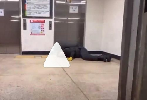 10대에 맞고 기절해 바닥에 쓰러진 할아버지인터넷 갈무리