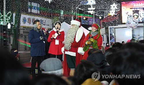 화천에 찾아온 '1월의 크리스마스'(화천=연합뉴스) 13일 2024 화천산천어축제 선등거리에서 열린 야간 페스티벌에서 핀란드 리얼산타와 엘프가 관광객들과 만나고 있다. 2024.1.3 [화천군 제공. 재판매 및 DB 금지] taetae@yna.co.kr
