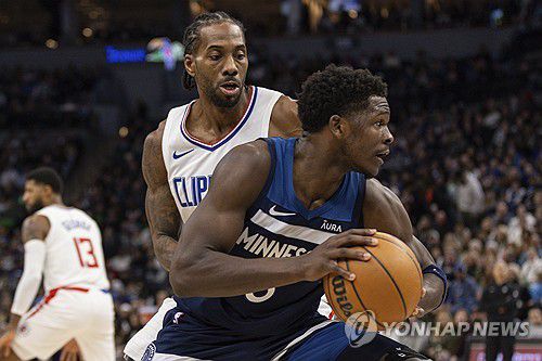 LA 클리퍼스의 커와이 레너드와 미네소타의 앤서니 에드워즈[AP=연합뉴스]
