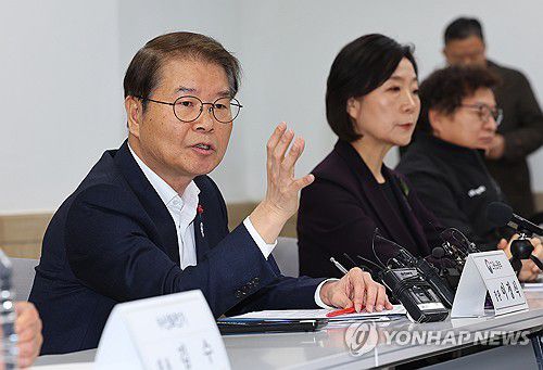 발언하는 이정식 고용노동부 장관(인천=연합뉴스) 임순석 기자 = 이정식 고용노동부 장관이 15일 오전 인천 서구 인천표면처리센터에서 열린 중소기업 애로사항 청취를 위한 민생 현장간담회에서 발언하고 있다. 2024.1.15 soonseok02@yna.co.kr