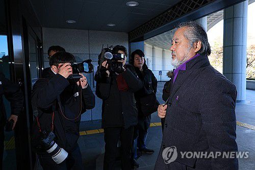 이정민 유가족협의회 운영위원장, 수심위 열리는 대검으로(서울=연합뉴스) 신현우 기자 = 이정민 10.29 이태원 참사 유가족협의회 운영위원장이 15일 오후 서울 서초구 대검찰청에서 열리는 김광호 서울경찰청장·최성범 용산소방서장 기소 여부를 판단하는 수심위 현안위원회에 참석하고 있다.     이날 대검찰청은 10.29 이태원 참사와 관련해 김 청장과 최 서장의 업무상 과실치사상 혐의에 대한 공소 제기 여부를 안건으로 하는 수심위 현안위원회를 개최한다. 2024.1.15 nowwego@yna.co.kr