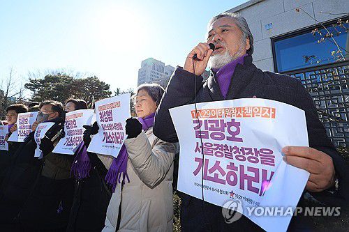 수심위 관련 입장 밝히는 이정민 유가족협의회 운영위원장(서울=연합뉴스) 신현우 기자 = 이정민 10.29 이태원 참사 유가족협의회 운영위원장이 15일 오후 서울 서초구 대검찰청 앞에서 김광호 서울경찰청장·최성범 용산소방서장 기소 여부를 판단하는 검찰수사심의위원회와 관련해 입장을 밝히고 있다.     이날 대검찰청은 10.29 이태원 참사와 관련해 김 청장과 최 서장의 업무상 과실치사상 혐의에 대한 공소 제기 여부를 안건으로 하는 수심위 현안위원회를 개최한다. 2024.1.15 nowwego@yna.co.kr