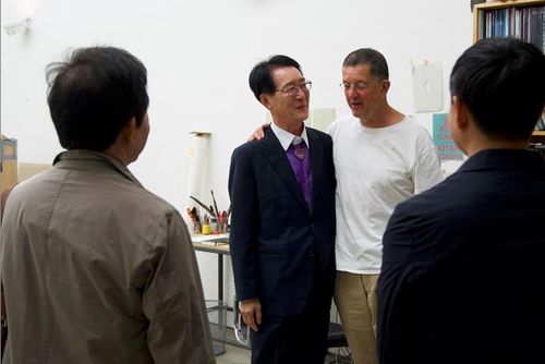 안토니 곰리 사무실 찾은 박우량 신안군수[신안군 제공·재판매 및 DB 금지]