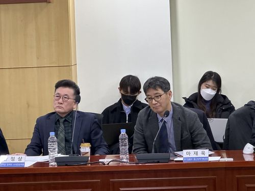 안정상 민주당 수석전문위원과 마재욱 과학기술정보통신부 통신경쟁정책과장[촬영 오규진]