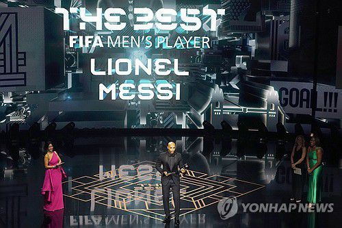 리오넬 메시를 대신해 상을 받은 티에리 앙리[AP=연합뉴스]