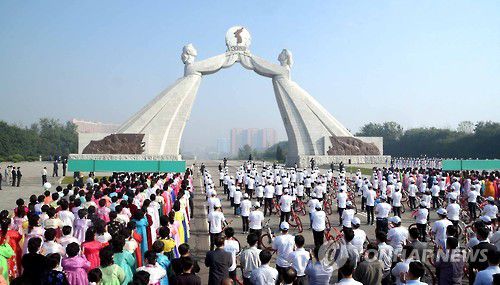 통일자전거행진 출정식 열린 3대헌장기념탑(평양 조선중앙통신=연합뉴스) '조선반도의 평화와 자주통일을 위한 북, 남, 해외 제 정당, 단체, 개별인사들의 연석회의 중국지역 준비위원회 통일자전거행진' 출정식이 4일 북한 조국통일 3대헌장기념탑 앞에서 열렸다고 조선중앙통신이 보도했다.  2016.10.4      << 국내에서만 사용가능. 재배포 금지. For Use Only in the Republic of Korea. No Redistribution >> photo@yna.co.kr