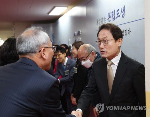 2024 서울교육 신년인사회(서울=연합뉴스) 조희연 서울시교육감(왼쪽)이 11일 서울 서대문구 금화초등학교에서 열린 '2024 서울교육 신년인사회'에서 참석자들과 인사를 나누고 있다. 2024.1.11 [서울시교육청 제공. 재판매 및 DB 금지] photo@yna.co.kr