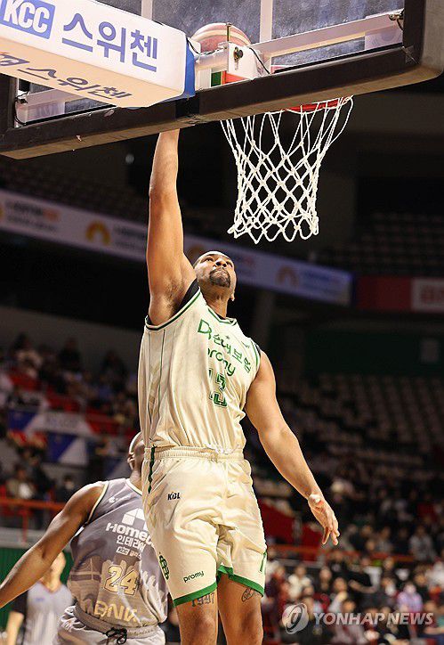 덩크하는 로슨(부산=연합뉴스) 차근호 기자 = 17일 부산 사직실내체육관에서 열린 2023-2024 정관장 프로농구 부산 KCC와 원주 DB의 경기, 원주 DB의 로슨이 덩크를 하고 있다. 2024.1.17 ready@yna.co.kr