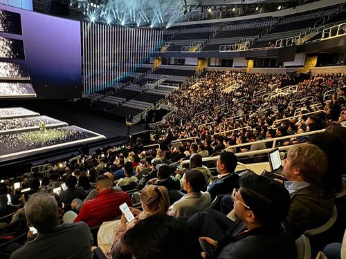 "갤럭시 S24 시리즈 기대되네요"(새너제이[미 캘리포니아주]=연합뉴스) 김태종 특파원 = 17일(현지시간) 삼성전자의 갤럭시 S24 시리즈 언팩 행사가 열린 미국 캘리포니아주 새너제이 SAP 센터에 전 세계 미디어와 인플루언서이 가득찬 모습. 2024. 1. 18. taejong75@yna.co.kr