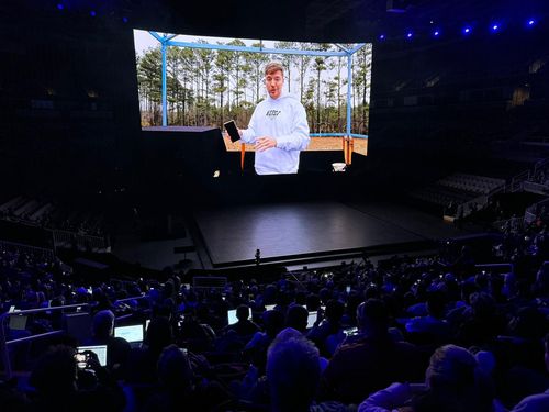 "갤럭시 S24 좋아요!"(새너제이[미 캘리포니아주]=연합뉴스) 김태종 특파원 = 17일(현지시간) 미국 캘리포니아주 새너제이 SAP 센터에서 열린 삼성전자의 갤럭시 S24 시리즈 언팩 행사에서 세계에서 가장 많은 구독자를 보유한 유튜버 미스터비스터가 영상을 통해 갤럭시 S24 시리즈의 기능을 소개하고 있다. 2024. 1. 18. taejong75@yna.co.kr