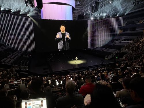 "AI폰 갤럭시 S24 시리즈를 소개합니다"(새너제이[미 캘리포니아주]=연합뉴스) 김태종 특파원 = 17일(현지시간) 미국 캘리포니아주 새너제이 SAP 센터에서 열린 삼성전자의 갤럭시 S24 시리즈 언팩 행사에서 노태문(왼쪽) 삼성전자 모바일경험(MX) 사업부장(사장)이 AI가 탑재된 갤럭시 S24 시리즈를 소개하고 있다. 2024. 1. 18. taejong75@yna.co.kr