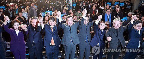 새로운미래 출범식(서울=연합뉴스) 한종찬 기자 = 더불어민주당을 탈당한 이낙연 전 대표가 16일 오후 서울 동작구 서울여성플라자에서 열린 새로운미래 출범식에서 참석자들과 함께 기념촬영을 하고 있다. 왼쪽부터 한국의희망 양향자 대표,이관승 민생당 공동대표, 개혁신당(가칭) 이준석 정강정책위원장, 이낙연 전 대표, 새로운선택 금태섭 대표, 이석현 전 국회부의장, 미래대연합(가칭) 조응천, 박원석 전 의원. 2024.1.16 saba@yna.co.kr