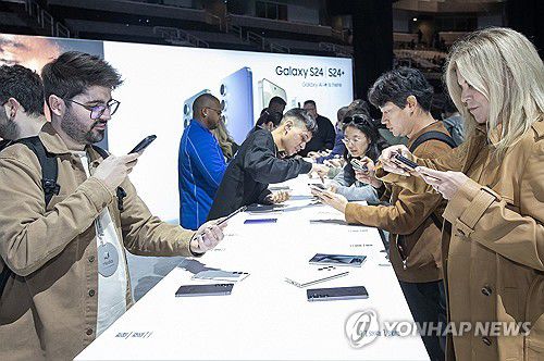 '갤럭시 S24' 시리즈 제품 체험하는 관람객들(서울=연합뉴스) 17일(현지시간) 미국 새너제이에 위치한 SAP센터에서 개최된 '갤럭시 언팩 2024(Galaxy Unpacked 2024)' 행사에서 관람객들이 '갤럭시 S24' 시리즈 제품을 체험하고 있다. 2024.1.18 [삼성전자 제공. 재판매 및 DB 금지] photo@yna.co.kr