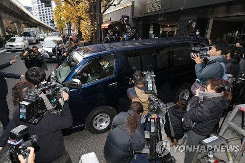 압수수색 후 아베파 사무실 나서는 日 검찰 차량(도쿄 AFP·지지=연합뉴스) 일본 검찰 차량이 작년 12월 19일 도쿄에 있는 '아베파' 사무실 건물을 빠져나오고 있다. 집권 자민당의 '비자금 스캔들'을 수사 중인 도쿄지검 특수부 관계자는 이날 자민당 최대 파벌 '아베파'와 다섯번째 파벌 '니카이파' 사무실을 찾아가 압수수색을 진행했다. 2023.12.19 besthope@yna.co.kr