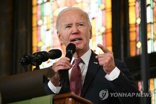 아프리칸 교회서 연설하는 바이든 美 대통령(찰스턴[美사우스캐롤라이나주] AFP=연합뉴스) 조 바이든 미국 대통령이 8일(현지시간) 사우스캐롤라이나주 찰스턴의 이매뉴얼 아프리칸 감리교회에서 열린 캠페인 행사에서 연설하고 있다. 이날 바이든 대통령은 극우 공화당 세력이 남북전쟁의 원인을 오도하는 등 "역사를 훔치려 한다"고 비판했다. 2024.01.09 besthope@yna.co.kr
