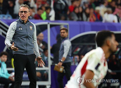 심판 판정에 강하게 항의하는 벤투 감독(알와크라=연합뉴스) 김도훈 기자 = 18일(현지시간) 카타르 알와크라 알자누브 스타디움 열린 2023 아시아축구연맹(AFC) 아시안컵 조별리그 C조 팔레스타인 대 아랍에미리트 경기에서 아랍에미리트 파울루 벤투 감독이 심판 판정에 강하게 항의하고 있다. 이후 벤투 감독은 경고 누적으로 퇴장당했다. 2024.1.19 superdoo82@yna.co.kr