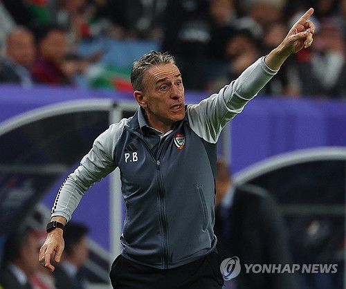 열정 넘치는 벤투 감독(알와크라=연합뉴스) 김도훈 기자 = 18일(현지시간) 카타르 알와크라 알자누브 스타디움 열린 2023 아시아축구연맹(AFC) 아시안컵 조별리그 C조 팔레스타인 대 아랍에미리트 경기. 아랍에미리트 파울루 벤투 감독이 선수들에게 작전을 지시하고 있다. 2024.1.19 superdoo82@yna.co.kr
