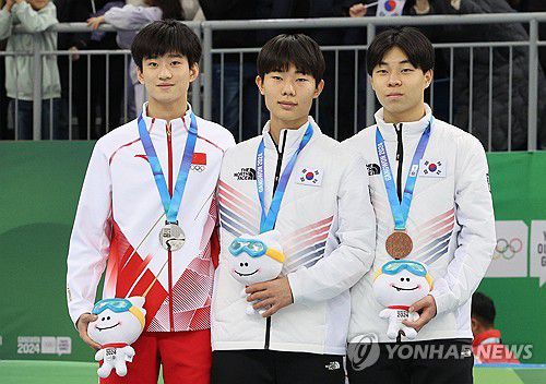 첫 메달 안겨준 주재희-김유성(강릉=연합뉴스) 임화영 기자 = 20일 오후 강원도 강릉 아이스아레나에서 열린 2024 강원 동계청소년올림픽 쇼트트랙 남자 1,500m 결승에서 금·동메달을 차지한 주재희와 김유성이 시상대에서 기념촬영하고 있다. 2024.1.20 hwayoung7@yna.co.kr