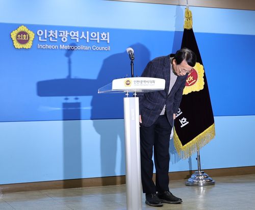 '5·18 폄훼 논란' 기자회견에서 인사하는 허식 인천시의장    (인천=연합뉴스) 최은지 기자 = 허식 인천시의회 의장이 21일 오후 인천시의회 본관에서 5·18 민주화운동 폄훼 논란에 대한 기자회견을 열고 인사를 하고 있다. 2024.1.21     chamse@yna.co.kr     (끝)