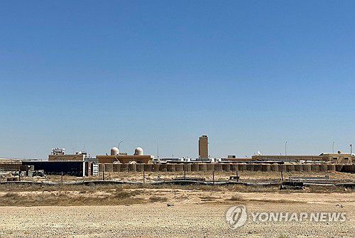 미사일 공격 받은 이라크 서부 아인 알아사드 공군 기지[AFP 연합뉴스 자료사진]