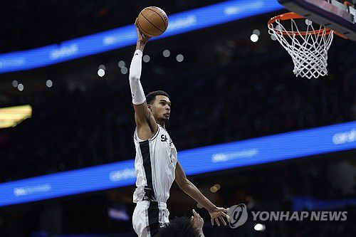 덩크하는 웸반야마[USA TODAY Sports=연합뉴스]