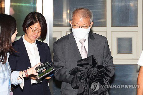 검찰, '사법 농단' 양승태 징역 7년 구형(서울=연합뉴스) 김주성 기자 = 양승태 전 대법원장이 15일 오전 서울 서초구 서울중앙지법에서 열린 이른바 '사법농단' 1심 결심 공판에 출석, 오전 일정을 마친 뒤 나오고 기자의 질문을 받고 있다. 검찰은 양 전 대법원장에게 징역 7년, 함께 재판에 넘겨진 박병대 전 대법관에게는 징역 5년, 고영한 전 대법관에게는 징역 4년을 구형했다. 2023.9.15 utzza@yna.co.kr