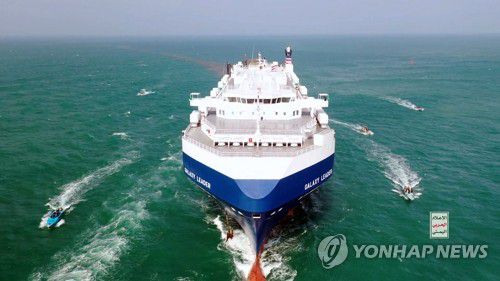 日 해운사 운용 화물선 포위한 예멘 반군 선박(호데이다[예멘] EPA=연합뉴스) 예멘 후티 반군이 탑승한 선박들이 19일(현지시간) 홍해에서 화물선 '갤럭시 리더'호를 포위하고 있다. 후티 반군은 이날 이스라엘이 운용하는 선박을 납치하겠다고 위협한 뒤 갤럭시 리더호를 나포했으나, 이 화물선은 일본 해운사가 운용하던 영국 회사의 배인 것으로 알려졌다. [후티 미디어 센터 제공] 2023.11.21 besthope@yna.co.kr