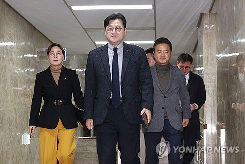 의원총회 들어가는 홍익표 원내대표(서울=연합뉴스) 신준희 기자 = 더불어민주당 홍익표 원내대표 등이 14일 국회에서 열리는 의원총회에 입장하고 있다. 2023.12.14 hama@yna.co.kr
