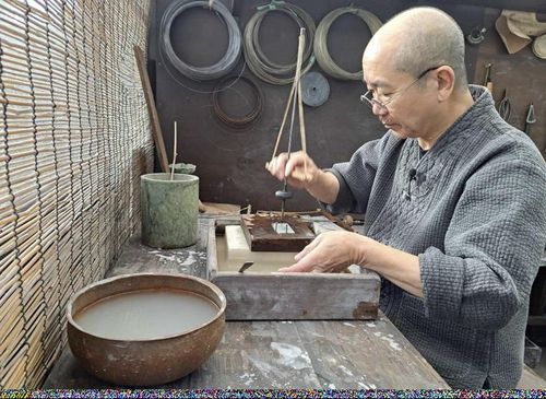 홈내기 작업 중인 김영희 씨[문화재청 제공. 재판매 및 DB 금지]