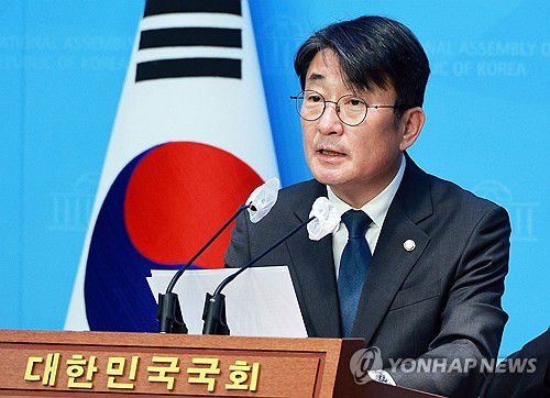 민주당 최종윤 의원 불출마 선언(서울=연합뉴스) 한종찬 기자 = 더불어민주당 최종윤 의원이 22일 오전 국회 소통관에서 기자회견을 열고 제22대 국회의원 선거 불출마 선언을 하고 있다. 2024.1.22 saba@yna.co.kr