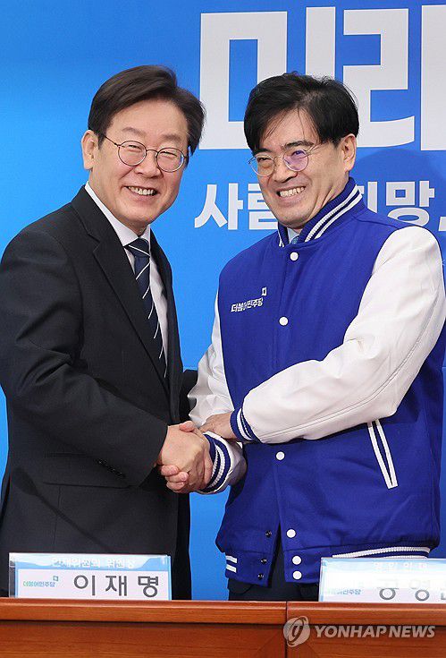 이재명 대표와 공영운 전 현대자동차 사장(서울=연합뉴스) 이정훈 기자 = 더불어민주당 이재명 대표가 22일 국회에서 열린 인재 영입식에서 공영운 전 현대자동차 사장에게 당 점퍼를 입혀준 뒤 악수하고 있다. 2024.1.22 uwg806@yna.co.kr