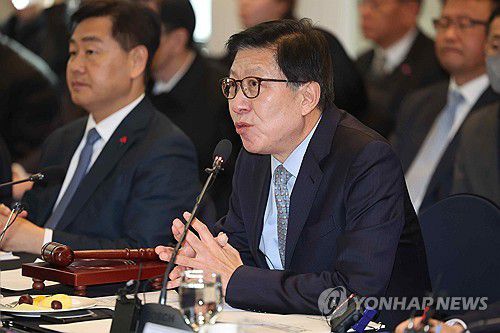 인사말 하는 박형준 부산시장(서울=연합뉴스) 서대연 기자 = 대한민국시도지사협의회 회장인 박형준 부산시장이 22일 오전 서울 중구 프레스센터에서 열린 제58차 대한민국시도지사협의회 임시총회에서 인사말을 하고 있다. 2024.1.22 dwise@yna.co.kr