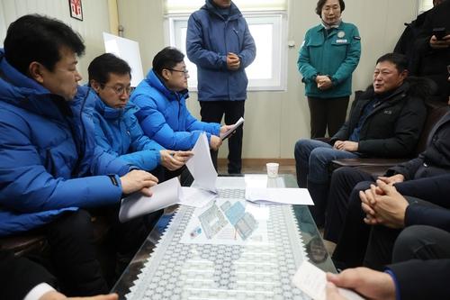 피해 시장 상인 찾은 홍익표 원내대표[촬영 강수환]