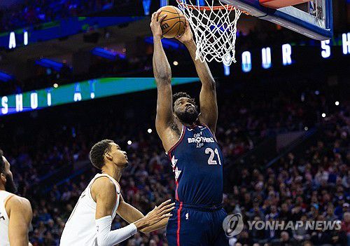 웸반야마 상대로 한 수 위 기량 보여주는 엠비드[USA TODAY Sports=연합뉴스]