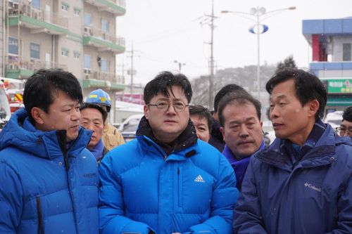 지난 23일 서천특화시장 화재현장을 찾은 홍익표 더불어민주당 원내대표(가운데)와 나소열 예비후보(오른쪽) [나소열 예비후보 측 제공. 재판매 및 DB 금지]