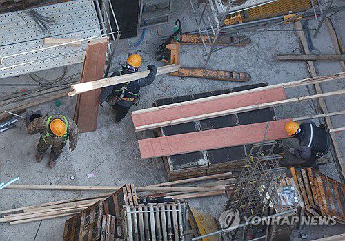 27일부터 중대재해처벌법 확대 적용(서울=연합뉴스) 김성민 기자 = 50인 미만 사업장에 대한 중대재해처벌법 적용 2년 유예안이 국회 여야 협상 중단으로 무산될 것으로 보이는 가운데 25일 서울 시내 한 공사 현장에서 작업자들이 작업을 하고 있다.  2022년 1월 27일 중대재해가 발생한 50인 이상 사업장(건설업은 공사금액 50억원 이상)을 대상으로 시행된 중대재해처벌법은 오는 27일부터 50인 미만 사업장과 공사금액 50억원 미만 건설 현장에도 확대 적용된다. 2024.1.25 ksm7976@yna.co.kr