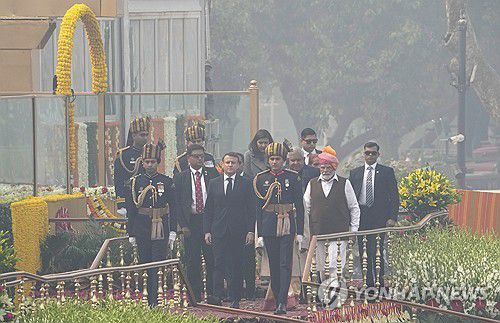 인도 공화국의 날(뉴델리 AP=연합뉴스) 26일(현지시간) 인도 뉴델리에서 열린 제75회 공화국의 날 행사에서 나렌드라 모디 총리(맨 앞줄 오른쪽)와 에마뉘엘 마크롱 프랑스 대통령(맨 앞줄 왼쪽)이 행사장에서 이동하고 있다. 2024.1.26. photo@yna.co.kr