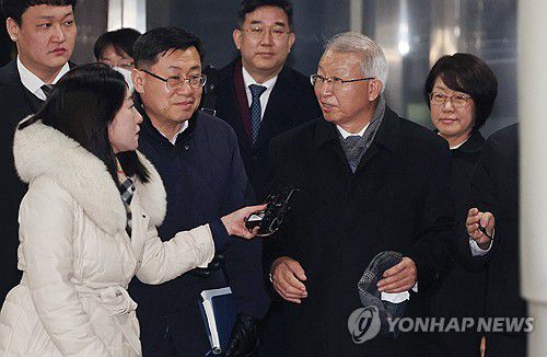 사법농단 '정점' 지목된 양승태…5년 재판 끝에 '무죄'(서울=연합뉴스) 류영석 기자 = 이른바 '사법농단' 재판 1심에서 무죄를 선고받은 양승태 전 대법원장이 26일 오후 서울 서초구 서울중앙지법을 나서며 취재진의 질문에 답하고 있다. 2024.1.26 [공동취재] ondol@yna.co.kr