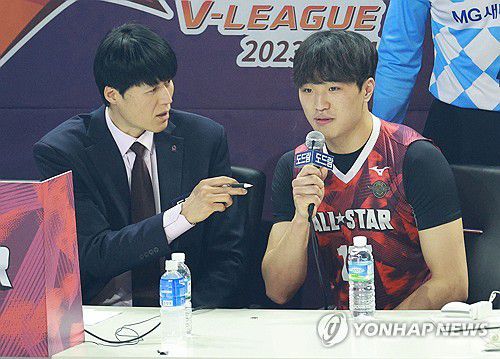 비디오 판독관으로 변신한 임동혁(인천=연합뉴스) 한종찬 기자 = 27일 오후 인천 부평구 인천삼산월드체육관에서 열린 프로배구 '2023-2024 도드람 V리그 올스타전 ' K-스타와 V-스타의 남자부 경기에서 K-스타 임동혁이 비디오 판독 결과를 발표하고 있다. 2024.1.27 saba@yna.co.kr