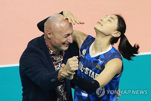 '이것이 오늘의 베스트 세리머니'(인천=연합뉴스) 한종찬 기자 = 27일 오후 인천 부평구 인천삼산월드체육관에서 열린 프로배구 '2023-2024 도드람 V리그 올스타전'에서 V-스타 김연경과 아본단자 감독이 댄스 세리머니를 선보이고 있다. 2024.1.27 saba@yna.co.kr