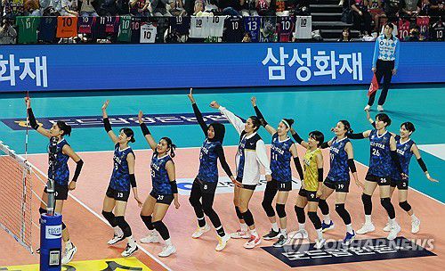 승리의 세리머니(인천=연합뉴스) 한종찬 기자 = 27일 오후 인천 부평구 인천삼산월드체육관에서 열린 프로배구 '2023-2024 도드람 V리그 올스타전'에서 V-스타 선수들이 승리의 세리머니를 하고 있다. 2024.1.27 saba@yna.co.kr