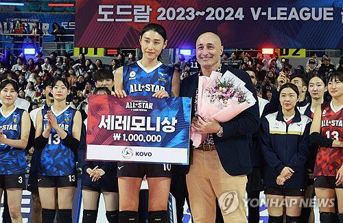 '내 귀의 캔디' 댄스로 베스트 세리머니(인천=연합뉴스) 한종찬 기자 = 27일 오후 인천 부평구 인천삼산월드체육관에서 열린 프로배구 '2023-2024 도드람 V리그 올스타전'에서 V-스타 김연경과 아본단자 감독이 세리머니상을 받은 뒤 기념촬영을 하고 있다. 2024.1.27 saba@yna.co.kr