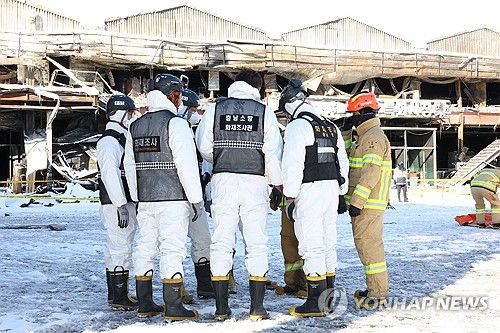 서천특화시장 앞에서 회의하는 감식반(서천=연합뉴스) 이주형 기자 = 경찰, 소방, 국립과학수사연구원 등 합동감식반이 24일 오전 대형화재가 난 충남 서천군 서천특화시장 감식 진행 전 회의를 하고 있다. 지난 22일 오후 11시 8분께 서천특화시장에서 큰불이 나 292개 점포 중 점포 227개가 모두 소실됐다. 2024.1.24 coolee@yna.co.kr