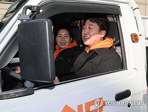 시민들 만나는 이준석 대표(서울=연합뉴스) 최재구 기자 = 합당을 선언한 개혁신당 이준석 대표와 한국의희망 양향자 대표가 28일 서울 마포구 망원시장을 소형 차량으로 돌며 시민들과 인사를 나누고 있다. 2024.1.28 jjaeck9@yna.co.kr